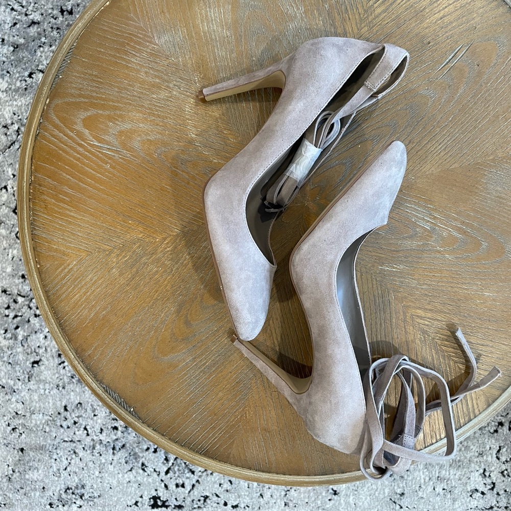 NWOT BCBG Beige Heels Size 10